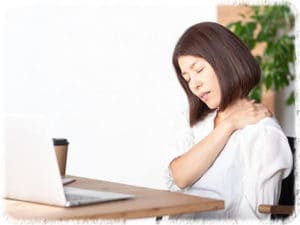肩こりに悩む女性