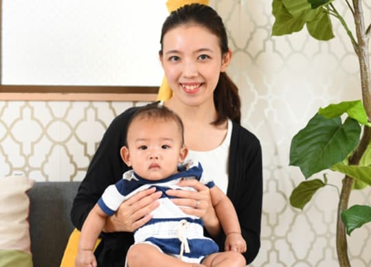 赤ちゃんを抱っこしている女性の画像